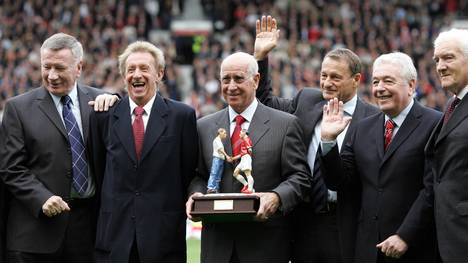Former Manchester United player Sir Bobb Tommy Smith (ganz links) absolvierte von 1962 bis 1978 insgesamt 467 Spiele für den FC Liverpool