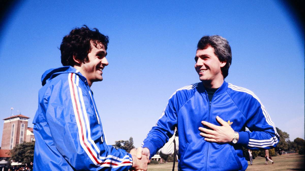 RANG 7 - PAOLO ROSSI (Fußball): Wegen seiner Verstrickung in den Manipulationsskandal um ein verschobenes Ligaspiel seines Klubs AC Perugia wurde der Stürmer (r., mit Michel Platini) für drei Jahre gesperrt