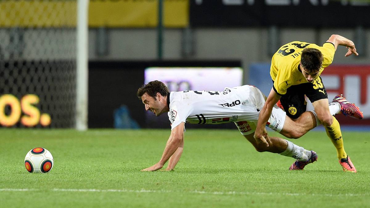 In der zweiten Halbzeit kommen die Dortmunder allerdings gehörig ins Stolpern, so wie hier Neuzugang Julian Weigl im Duell mit Wolfsbergs Joachim Standfest