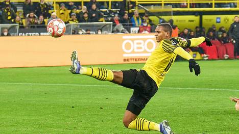 Borussia Dortmunds Innenverteidiger Manuel Akanji ist erfolgreich am Knie operiert worden. Der Schweizer soll bereits im Januar wieder auf den Platz zurückkehren.