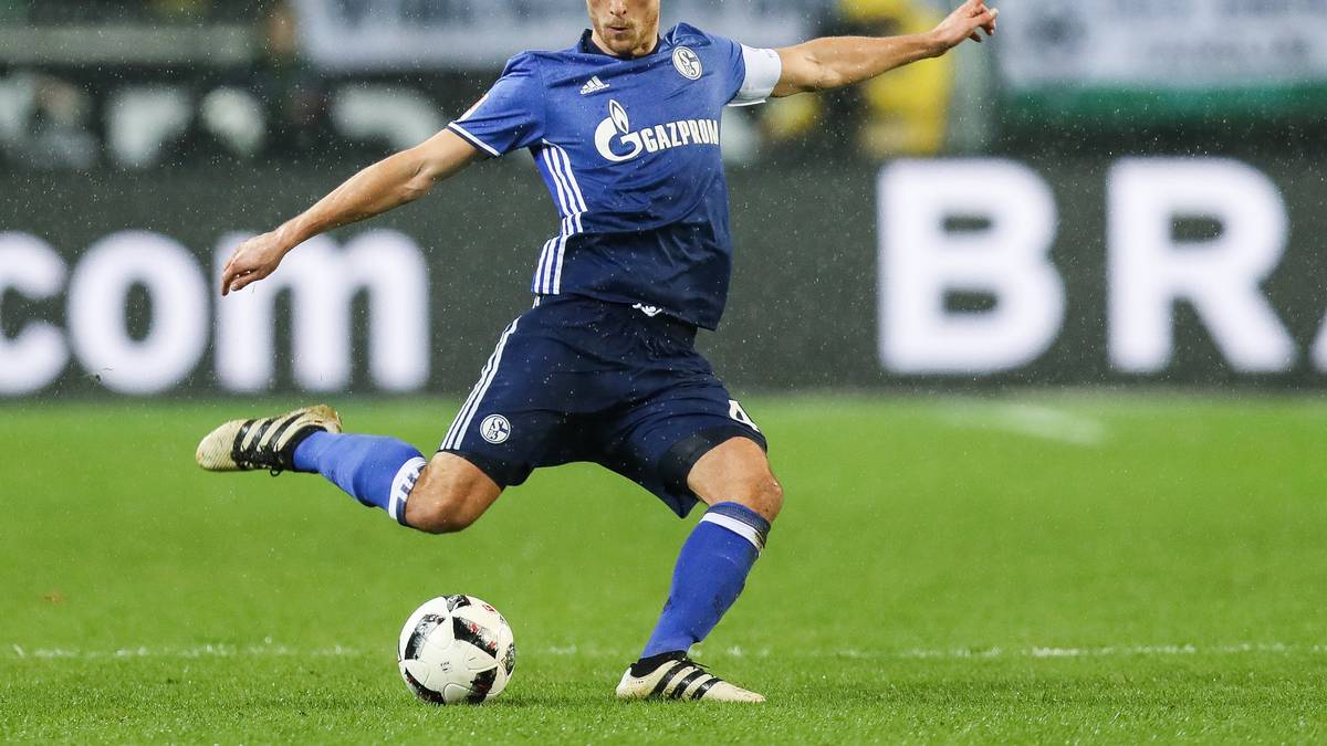 BENEDIKT HÖWEDES: Der Kapitän ist zurzeit nicht in Top-Form, dennoch eine solide Leistung. Zunächst mit einigen Unsicherheiten, steigerte sich aber im Laufe des Spiels. Sein Kopfball nach Geis' Ecke war zu ungenau (61.). SPORT1-Note: 3 