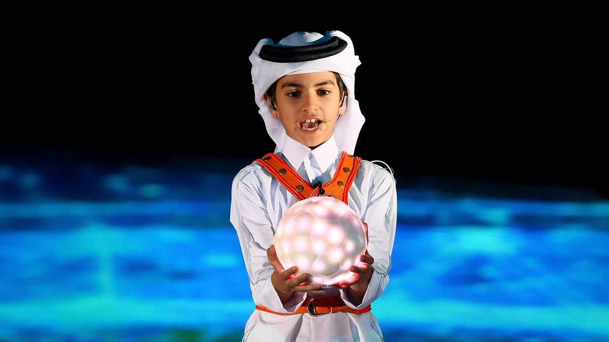 Der kleine Mann aus Katar präsentiert der Welt den leuchtenden Handball