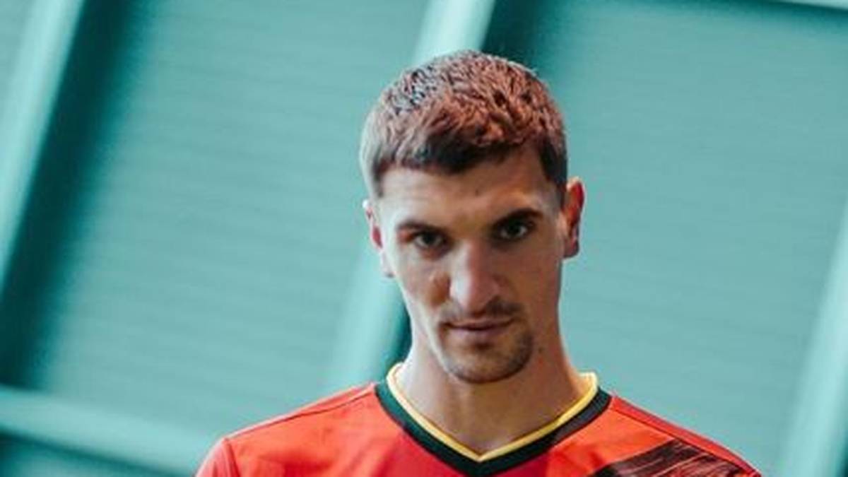 BELGIEN: Wie gewohnt treten die Belgier wieder in roten Trikots zur EM an. Die Flaggengrafik wurde mit handgefertigten Pinselstrichen erstellt, die das Kunstkonzept der Sammlung visuell repräsentieren