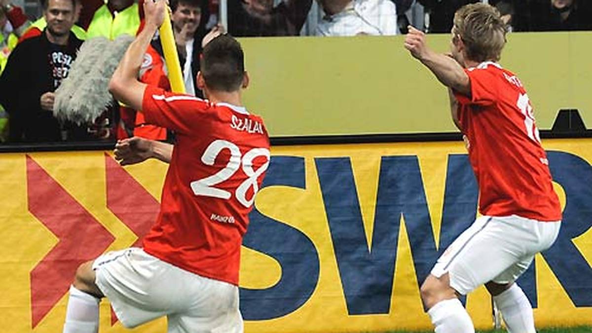 BRUCHWEG BOYS: Lewis Holtby am Mikro, André Schürrle an der Gitarre und Adam Szalai am Schlagzeug. In der Saison 2010/11 mischten drei Mainzer unter Thomas Tuchel die Bundesliga auf. 7 Siege in den ersten 7 Spielen. Der Jubel im Stile einer Boyband hat sich nachhaltig in das Gedächtnis der Fußballfans eingebrannt