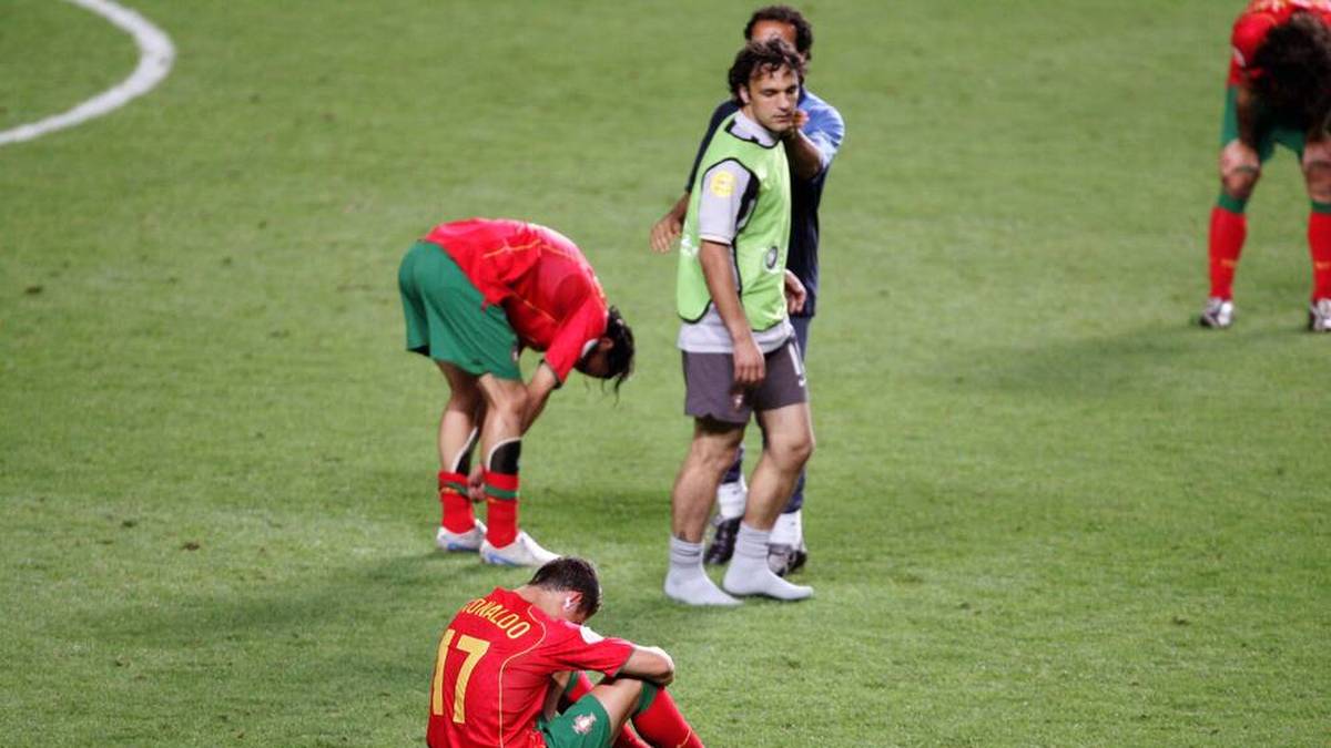 Als total unterschätzter Underdog schlugen sie die portugiesischen Stars wie Luis Figo und den damals 19-jährigen Cristiano Ronaldo in Lissabon - das Finale endete 1:0 Griechenland. Trainer war ein Deutscher: Otto Rehhagel