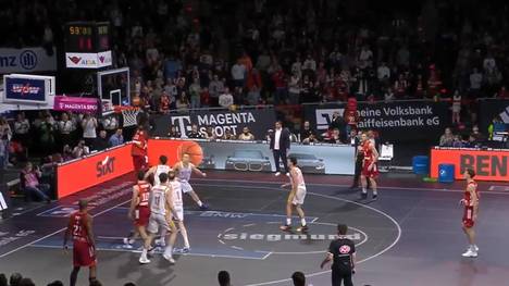 Die Highlights der Partie FC Bayern München Basketball gegen Fitness First Würzburg Baskets im Video.