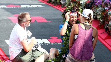 Patrick Lange wurde nach seinem Sieg beim Ironman 2017 von der Familie in Empfang genommen