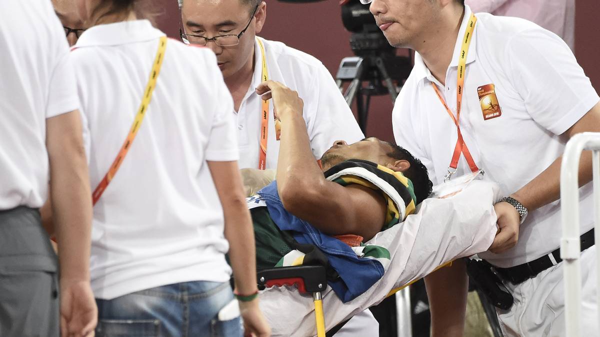 Dabei verausgabt sich van Niekerk bis zur Erschöpfung und muss sogar medizinisch behandelt werden. 