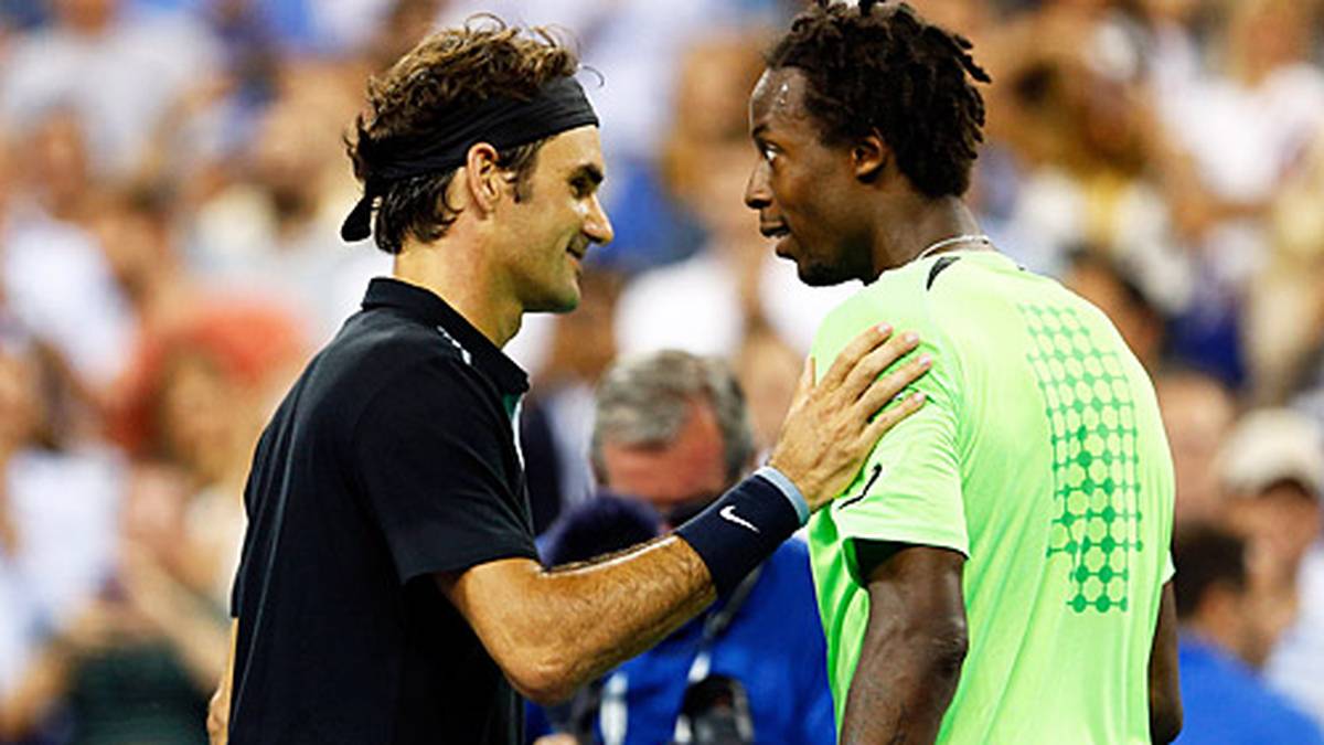 Während Federer seinem besiegten Gegner Trost spendet, kann es Monfils immer noch nicht fassen