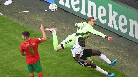 Torwart Manuel Neuer klärt spektakulär über Antonio Rüdiger hinweg