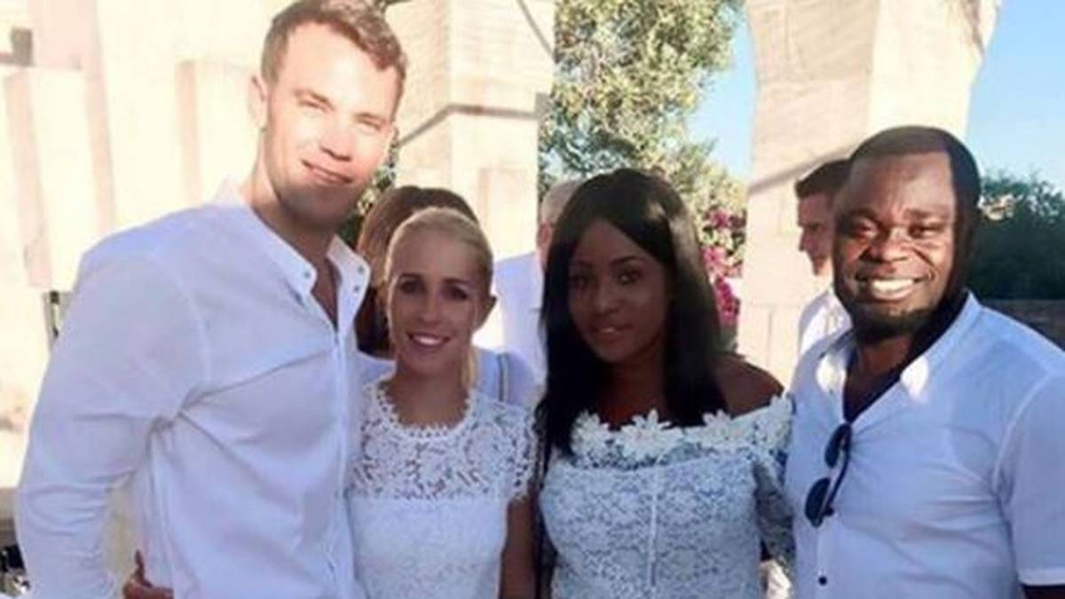 Die Hochzeitsfeier des Bayern-Keepers ist prominent besucht. Unter den Gästen befindet sich auch der Ex-Schalker Gerald Asamoah 