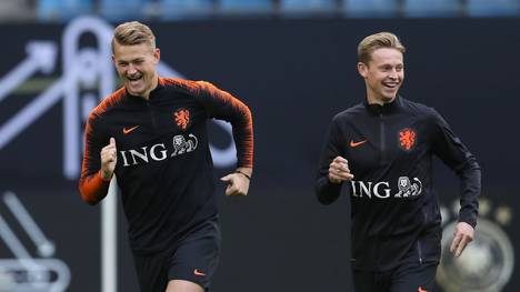 HAMBURG, GERMANY - SEPTEMBER 05: Matthijs de Ligt of Holland smiles with his team mate Frenkie de Jong (R) during a training session of the Netherlands national team prior to the UEFA Euro 2020 Qualifier match against Germany at Volksparkstadion on September 05, 2019 in Hamburg, Germany. (Photo by Alexander Hassenstein/Bongarts/Getty Images)