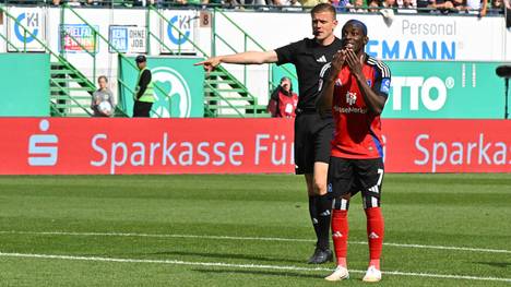 Bei Greuther Fürth will der Hamburger SV nach dem Aufstieg auch die Zweitliga-Meisterschaft perfekt machen. Das Kleeblatt aber spielt noch gegen den Abstieg und wehrt sich. In den Schlussminuten wird es dramatisch.