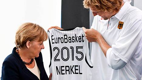 Dirk Nowitzki-Angela Merkel-EM 2015-Trikot