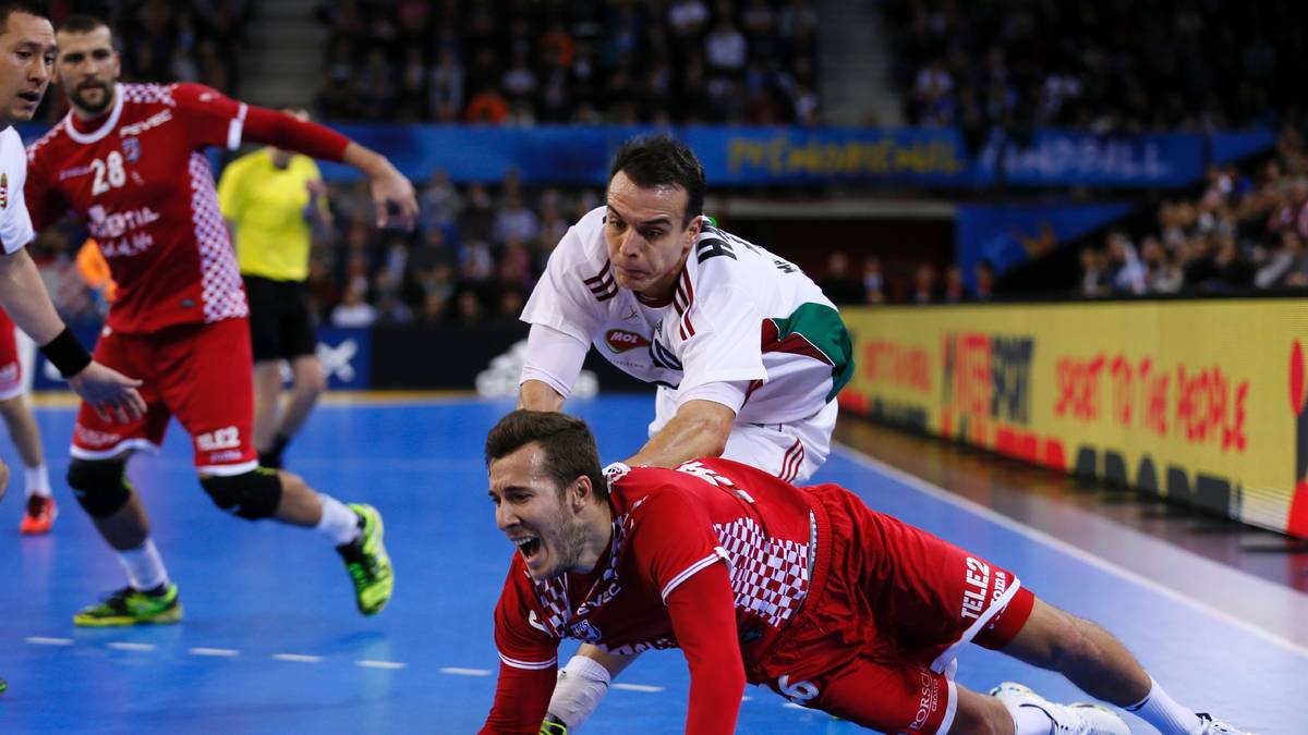 Lange Zeit steht es schlecht um die Kroaten gegen Ungarn. Symbolisch dafür steht Manuel Strcek, der von seinem Gegenspieler zu Fall gebracht wird
