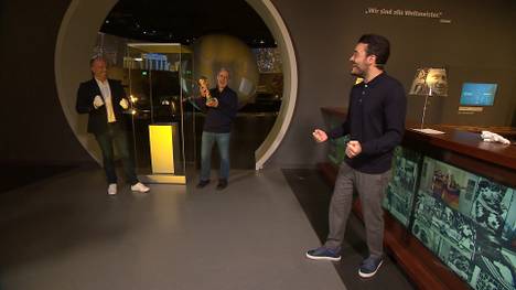 WM-Atmosphäre im Fantalk: 1990er-Weltmeister Pierre Littbarski spricht über den Triumph von Rom - Sänger Giovanni Zarrella gibt den damaligen WM-Song zum Besten.