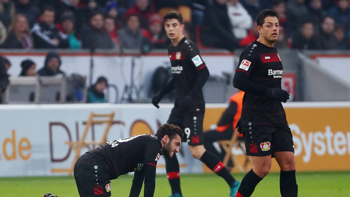 Hakan Calhanoglu (l.), Javier Hernandez (r.) und Kai Havertz sind nach dem Rückstand sichtlich bedient