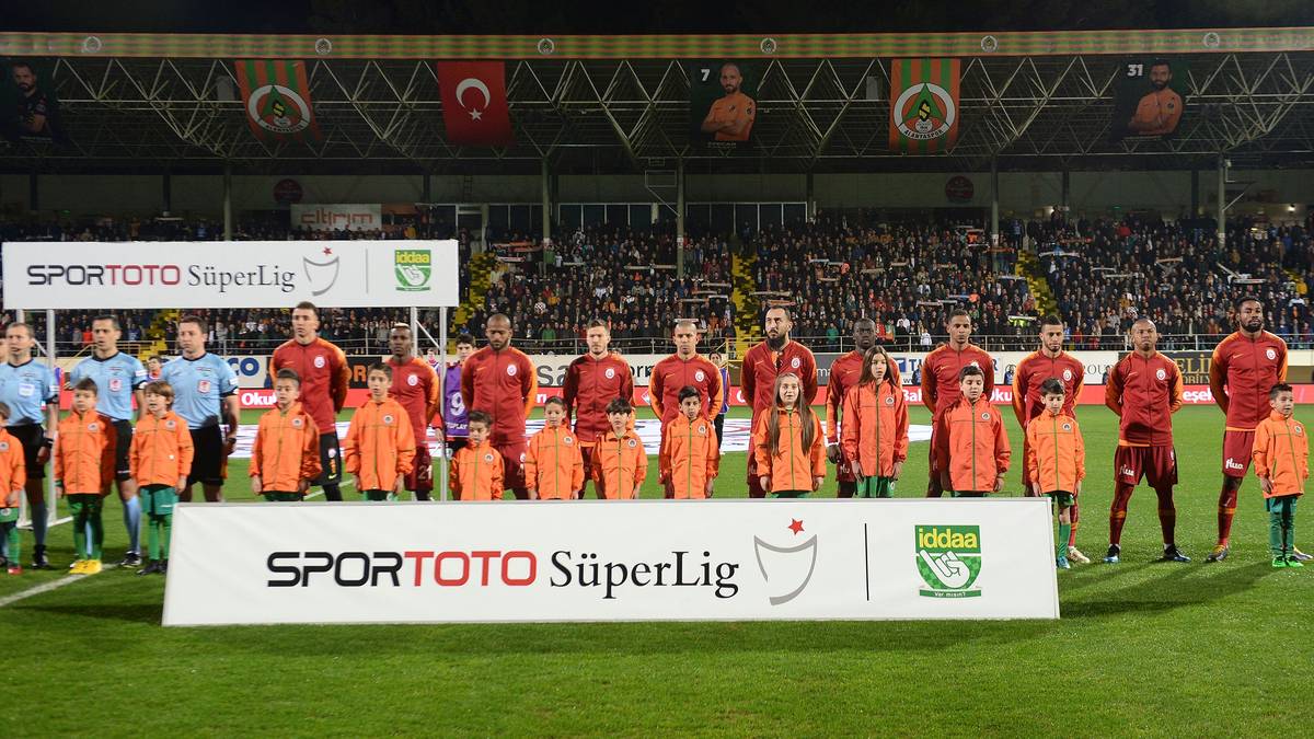 Als neue Mitglieder in der Süper Lig begrüßen Galatasaray und Co. in der kommenden Saison Zweitliga-Meister Denizlispor und Gençlerbirliği. Den dritten Aufsteiger ermitteln Hatayspor, Adana Demirspor, Osmanlispor und Gaziantep