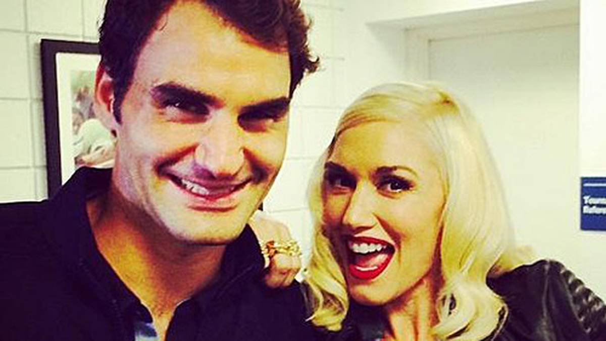 Stefani darf nach dem Match quasi "backstage" und schießt mit Federer ein Erinnerungsfoto für die Twitter-Gemeinde (Copyright: twitter/@gwenstefani)