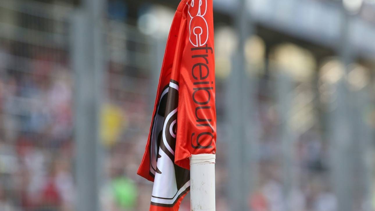 Gedenken an toten Fan: Freiburg mit Trauerflor gegen Fürth