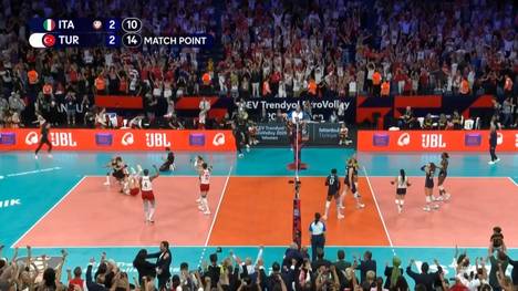 Die Türkei hat das Finale bei der Volleyball-EM gegen Italien gewonnen. Das Endspiel in Istanbul entwickelt sich zu einem Krimi.