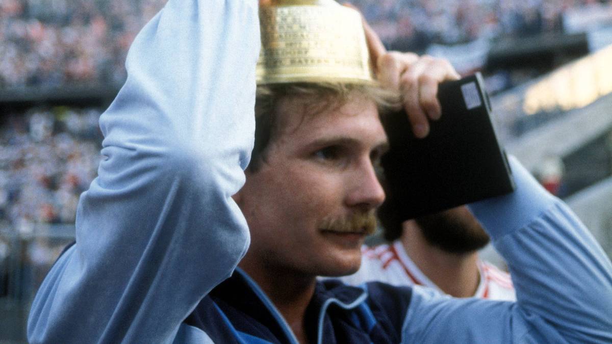 WOLFGANG SCHÄFER war der Uerdinger Pokalheld schlechthin. Erzielte beide Treffer beim sensationellen 2:1-Finalerfolg gegen den FC Bayern 1985. Doppeltorschütze beim 7:3 gegen Dresden. Angreifer mit meist hängenden Schultern, kam 1984 von Zweitligist Union Solingen. Viele seiner 21 Tore in den 56 Partien für Bayer 05 sind unvergessen