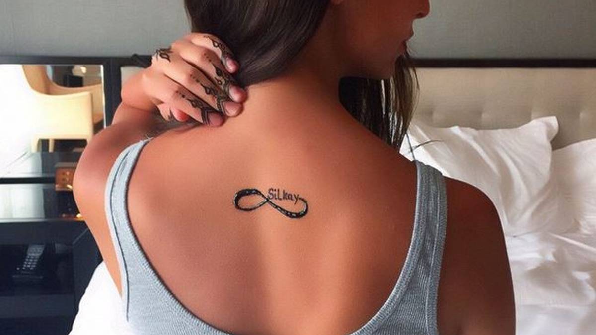 Für immer und ewig! Aus der unendlichen Liebe ist nichts geworden. Vielleicht hätte die Schauspielerin sich anstatt eines abwaschbaren Henna-Tattoos lieber ein echtes stechen lassen sollen...