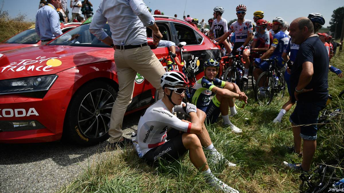 ...bleibt den Fahrern nichts anderes übrig, als auf der schmalen Straße auf den Re-Start zu warten