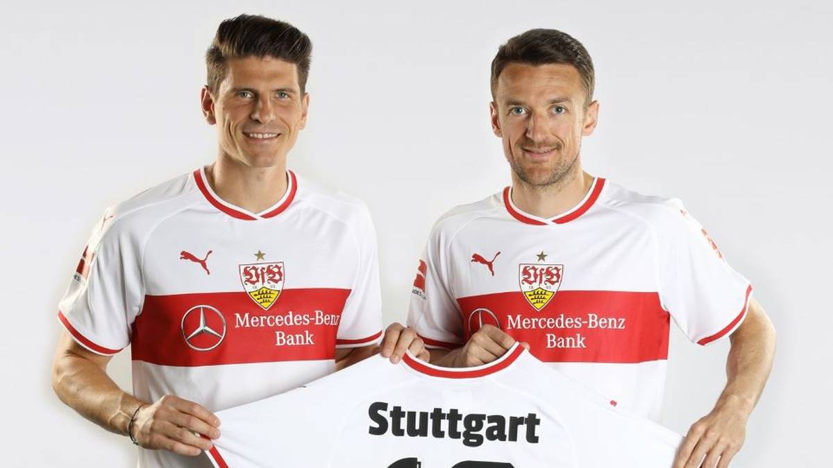 Auch die Rückennummern sind in einem klassischen Design gehalten, der rote Brustring setzt sich auf der Rückseite des Trikots fort