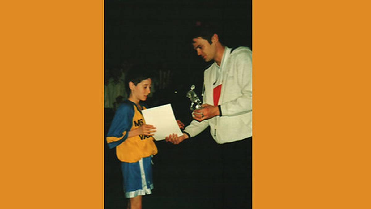 ...wie bei Hallenturnieren, wo er Pokale und Urkunden abstaubt