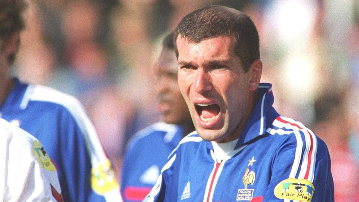 Zwei Jahre später dirigiert Zidane die Geschicke seiner Mannschaft bei der Europameisterschaft hervorragend - und wird als bester Spieler des Turniers ausgezeichnet. Im Finale erzielt David Trezeguet das Golden Goal zum 2:1 gegen Italien