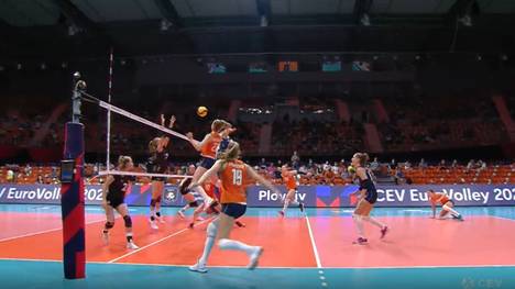 Die deutschen Volleyballerinnen sind bei der EMim Achtelfinale gescheitert. Das Team von Bundestrainer Felix Koslowski verliert gegen die Niederlande mit 1:3 nach Sätzen.