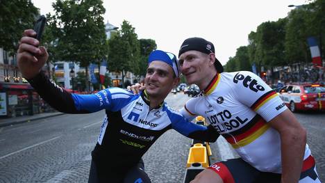 Andre Greipel (r.) und Paul Voss machen bei der Tour de France ein Selfie