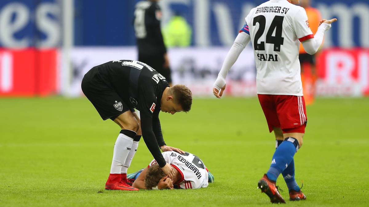 Im Spiel zwischen dem Hamburger SV und dem VfB Stuttgart geht es gleich in die Vollen. Stuttgarts Dzenis Burnic sieht für einb Foul an Hamburgs Jann-Fiete Arp schon in der 4. Minute die Gelbe Karte