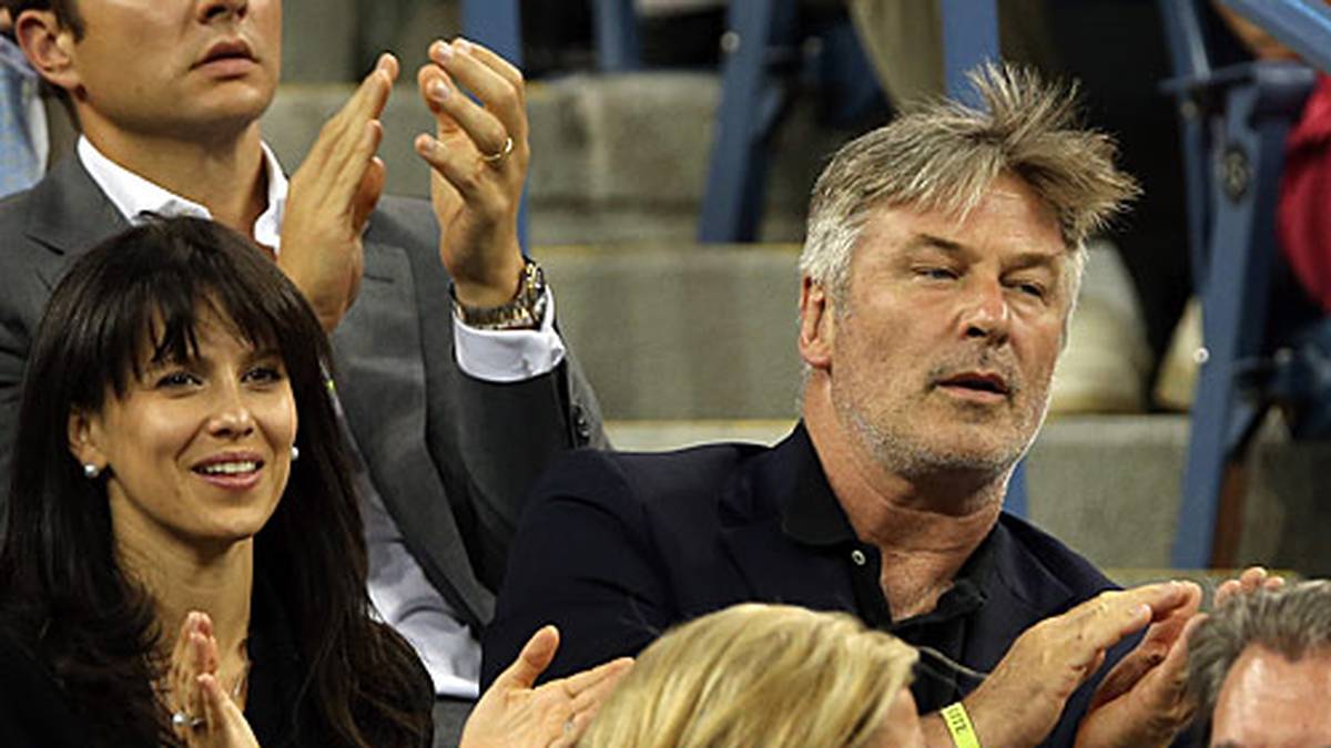 Zum Beispiel Alec Baldwins Frisur. Der Schauspieler, bekannt aus der Fernsehserie "30 Rock", sieht einem großen der Tennis-Zunft zu