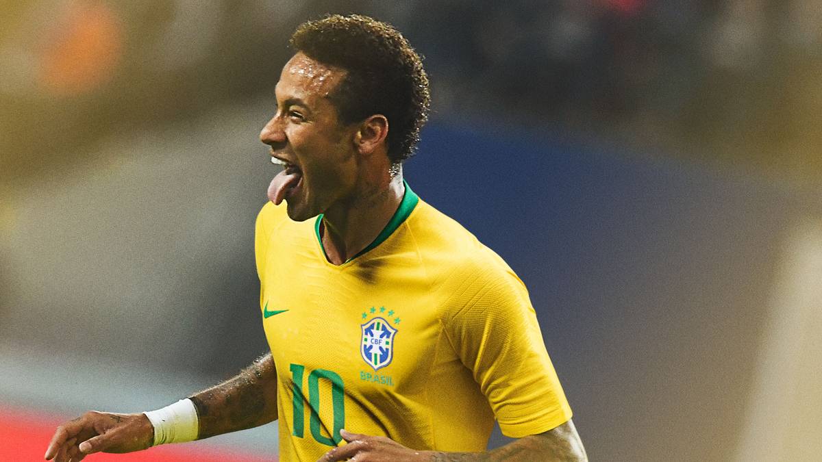 GRUPPE E - BRASILIEN (Nike, 85 Euro): So kennt man die Ballkünstler vom Zuckerhut - frech und im gelben Trikot mit grünen Akzenten