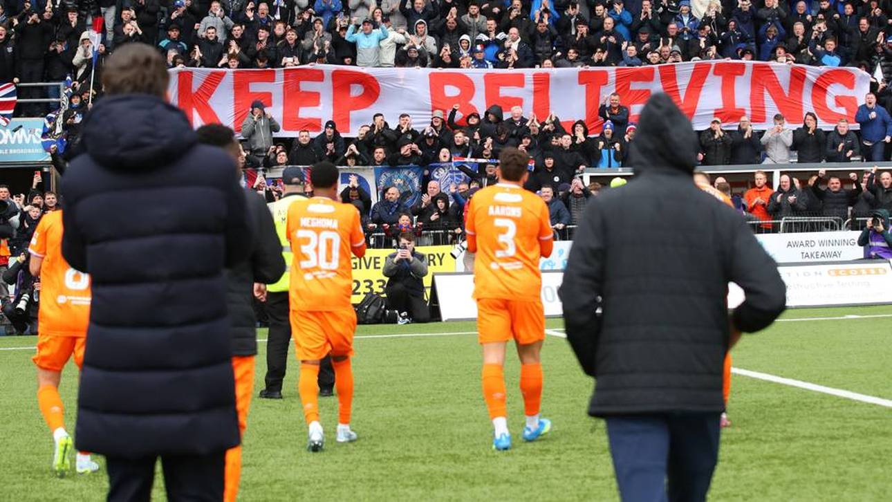 Fans der Glasgow Rangers träumen auch dank Danny Röhl (l.) wieder vom Titel
