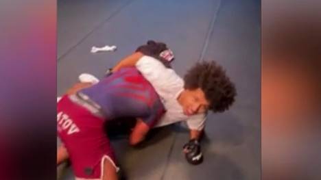 Karim Adeyemi probiert sich in einem Video auf Social Media als Kampfsportler -  und macht dabei keine schlechte Figur.