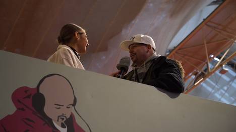 Welcher Darts-Fan liebt nicht "Sweet Caroline"? Ein DJ sieht das manchmal anders - Jana Wosnitza hat ihn aufgespürt.