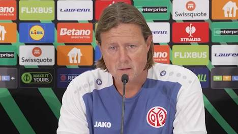 Bo Henriksen, Trainer von Mainz 05, blickt mit Respekt auf Conference-League-Gegner Zrinjski Mostar. Der Mainz-Coach lobt die starke Defensive des Tabellenführers und stellt sich auf ein intensives Spiel ein.
