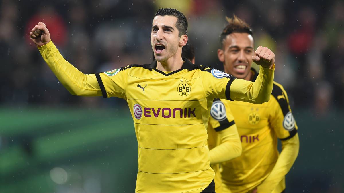 PLATZ 11: Borussia Dortmund (hier Henrikh Mkhitaryan, vorne, und Pierre-Emerick Aubameyang) bejubelt einen Jahresumsatz von 280,6 Millionen Euro. Trotz der verpassten Champions-League-Qualifikation kann Dortmund seinen Umsatz 2015 also um fast 20 Millionen steigern. Im Vorjahr setzt der BVB noch 261,5 Millionen Euro um. 