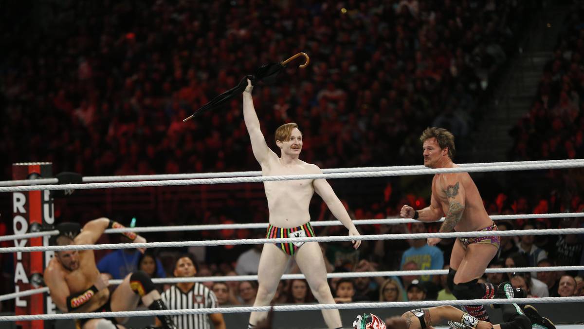 Der eigentliche Rumble beginnt. Nacheinander versuchen 30 Stars, sich gegenseitig aus dem Ring zu befördern, manch einer mit Hilfsmitteln. Jack Gallagher zum Beispiel bringt seinen Schirm "William III." mit
