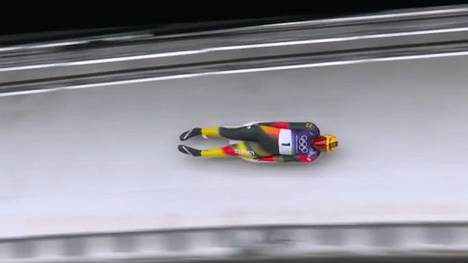 Deutschland holt bei den Olympischen Spielen in Italien seine erste Goldmedaille! Rodler Max Langenhan rast im Cortina Sliding Center mit vier Bestzeiten souverän zum Sieg.