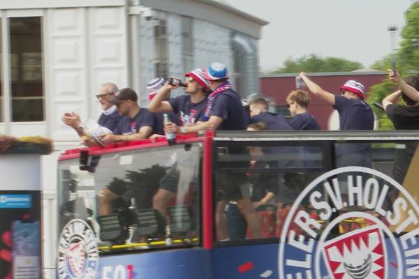 So ausgelassen feiert Kiel den ersten Bundesliga-Aufstieg