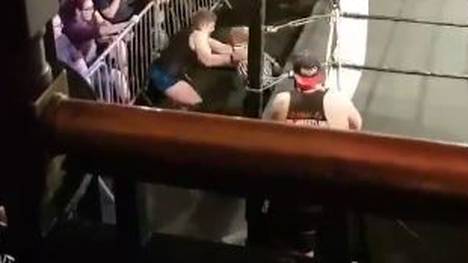 Josh Bodom (l.) verprügelte bei einer Wrestling-Show den Ringrichter ohne Absprache