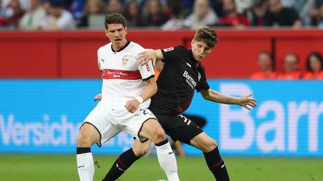 Mario Gomez (l.) und der VfB Stuttgart spielen am Freitagabend bei Bayer Leverkusen