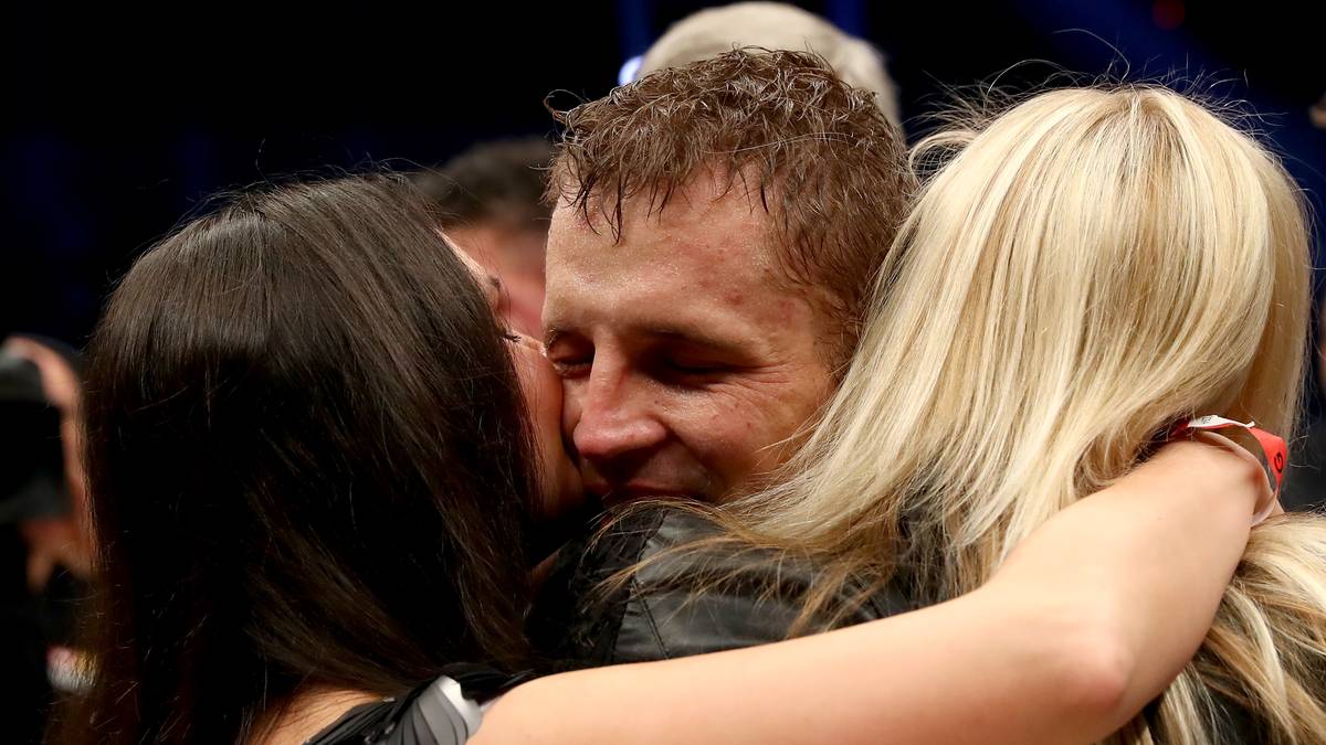 Umarmung und Knutscher für den Triumphator gibt es umgehend