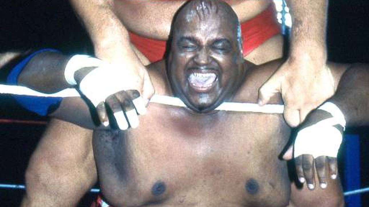 Abdullah the Butcher bei einem Match gegen Andre the Giant 1982