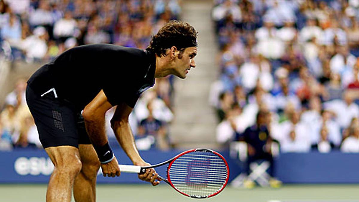 Angespannter Blick: Roger Federer erwartet einen Aufschlag von seinem Gegenüber Agut