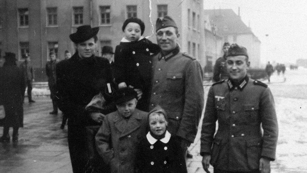 Der kleine Uwe (unten links) 1943 mit seiner Familie in Hamburg. Schon sein Vater Erwin war einer der bekanntesten Fußballer der Hansestadt. Was für eine Weltkarriere dieser 7-jährige Knirps starten sollte, kann damals aber noch keiner ahnen
